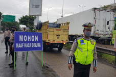 Polisi Kandangkan Ratusan...