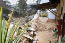 Banjir Bandang Hantam...