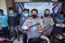 Dikalungi Celurit, Supir...