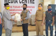 PGRI Bantaeng Serahkan...