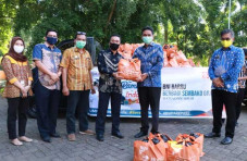 BNI dan PGRI Serahkan...