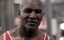 Holyfield Balas Ajakan...