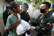 Ketuk Pintu Rumah Pemulung,...