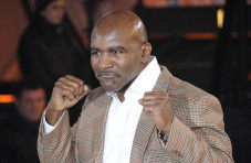 Holyfield Yakin Bisa...