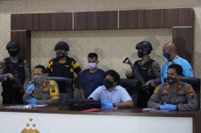 Pelaku Pembantaian di...