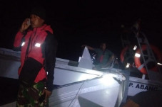 Jatuh dari Perahu, Seorang...