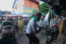 Warga Tumpah Ruah di...