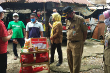 Kemensos Berikan Bantuan...