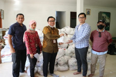 Bawa Ribuan Sembako,...