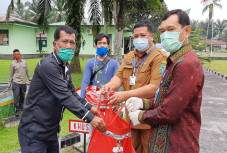 Serahkan Sembako ke...