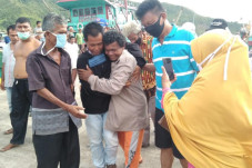 Makan Beras Mentah,...