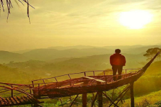Puncak Eurad, Tempat...