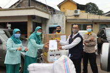 UI Salurkan Bantuan...