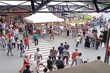 Bongkar Blokade Jalan,...