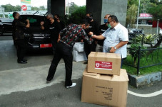 Relawan Jabar Baik Salurkan...