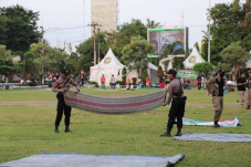 Aparat Bubarkan Warga...