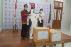 Hasnaeni Salurkan Bantuan...