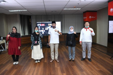 100 Pelajar Terima Beasiswa...