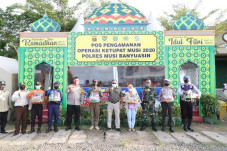 Rayakan Idul Fitri,...