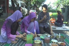 Makan Bareng Tetangga...