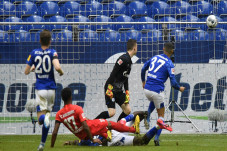 Pelatih Schalke Soroti...