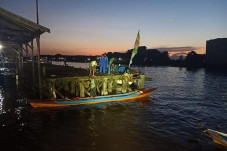 Mandi di Sungai Arut...