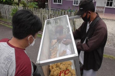 Penjual Ayam Goreng...