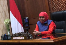 Khofifah Larang Warga...