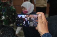 Khofifah Minta Warga...