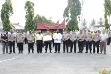Wali Kota Zul Serahkan...