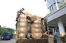 Ribuan Baju Hazmat dan...