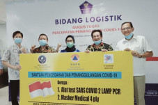 Dua Aktor Senior Serahkan...