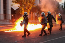 Demonstran Yunani Lempar...
