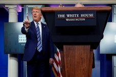 Trump Bantah Sembunyi...