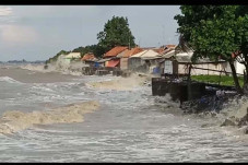 Ratusan Rumah di Pesisir...