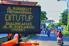 Cegah COVID-19, Jalan...