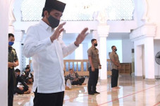 Jokowi Kenakan Masker...