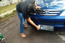 Tutup Pelat Nomor Mobil...