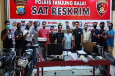 Polisi Tangkap Komplotan...