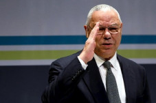 Colin Powell Dukung...
