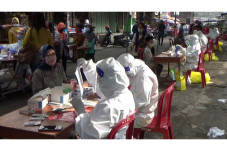 Ratusan Pedagang Pasar...