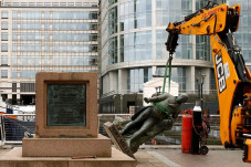Lawan Masa Lalu, London...