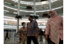 Jelang Pembukaan Mal,...