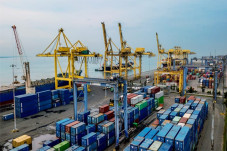 Bisnis Logistik Tak...