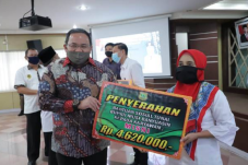 Dodi Reza Berikan Bansos...