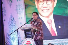 Menteri Halim Iskandar...
