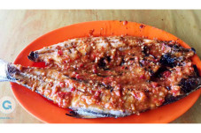 Menikmati Ikan Bakar...
