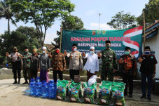 Bagikan Ikan dan APD,...