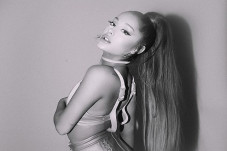 Ariana Grande Pilih...