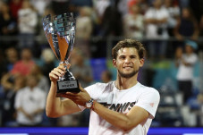 Thiem Sumbangkan Uang...